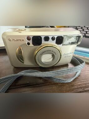 Fujifilm Zoom Date 125SR 35mm Point & Shoot Auto Focus Flash Silver/Gold Vintage